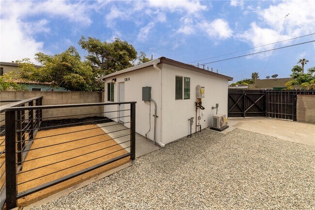 218 E Hullett St unit Front, Long Beach, CA 90805 - photo 3