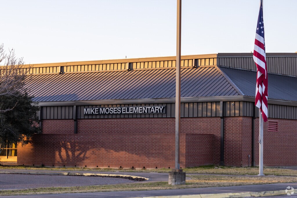 Mike Moses Elementary School received an B- from Niche.