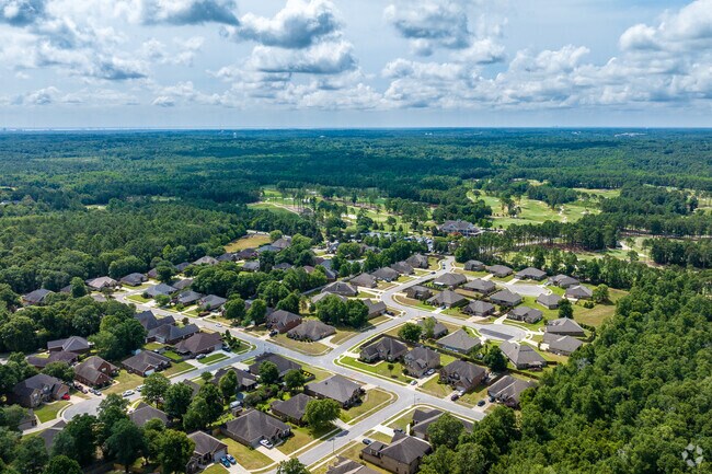 Pinewood is a peaceful neighborhood on Mobile’s edge with easy city access.