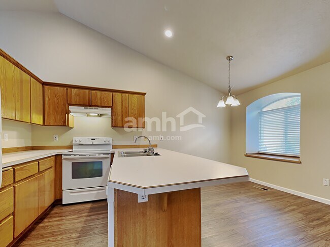 641 NW Meadows Dr, McMinnville, OR 97128 - photo 3