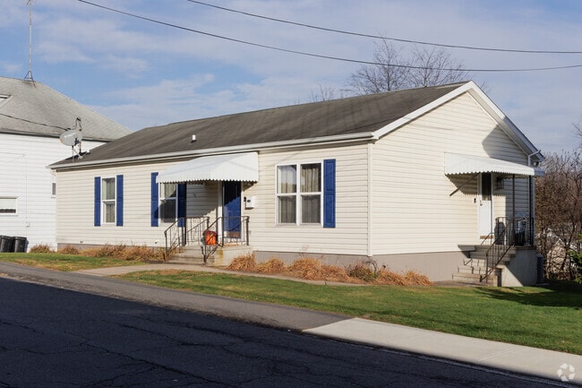 You will also find mid-century styles like this ranch homein Carbondale, PA.