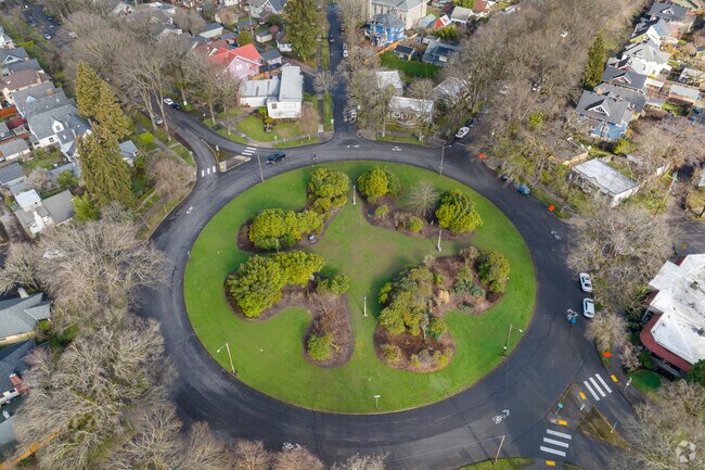 Ladd's Circle is a very nice roundabout in a neighborhood in Hosford-Abernethy, Oregon.