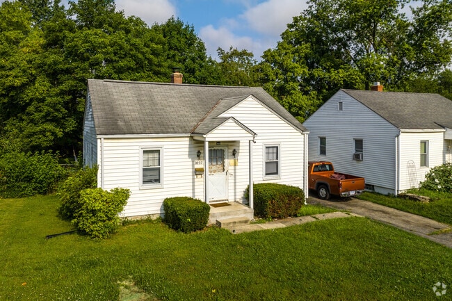 Traditional and Ranch-Style built in the 1940s and 50s are prominent in East Linden. 02