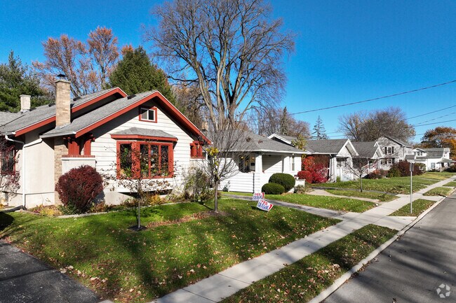 The quaint community of Bowling Green offers unique home experiences.