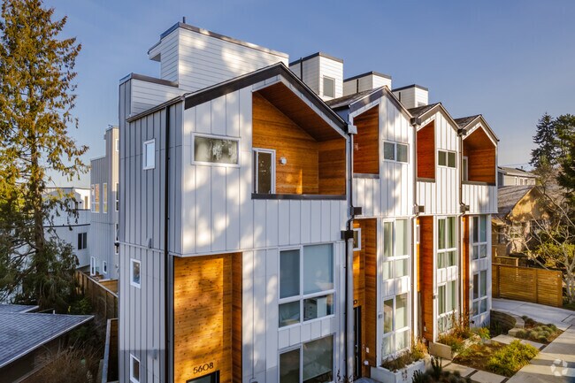 Newly build condos in Windermere start at around $400,000.