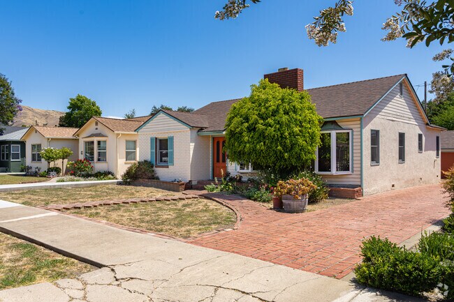 Early- to mid-20th-century homes in Foothill have sidewalks and moderate-sized front yards.