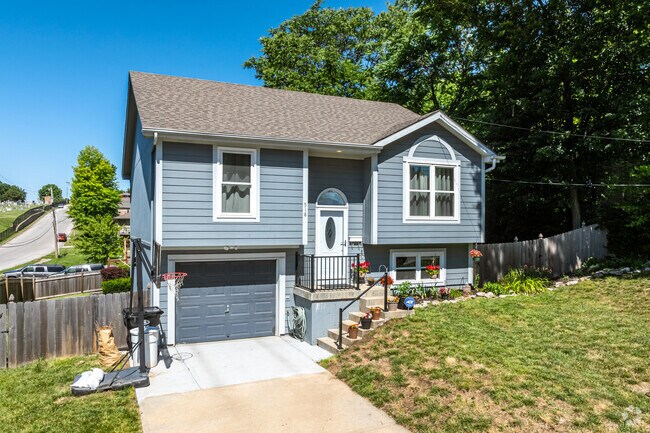 Despite its tiny size, Benton offers a variety of architectural styles.