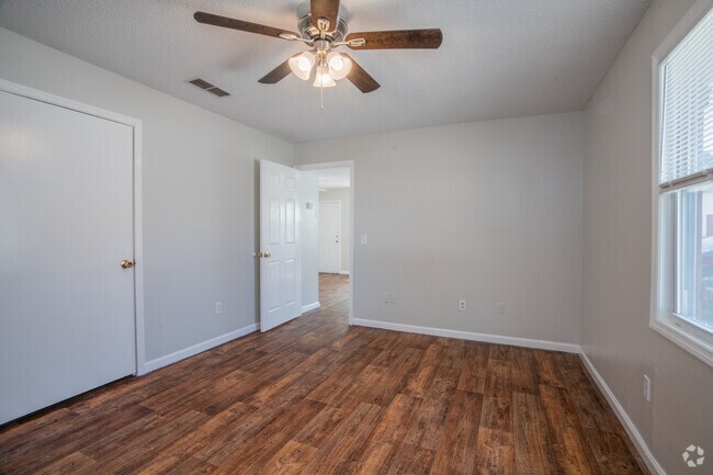 1BR, 1BA - 640SF - Bedroom