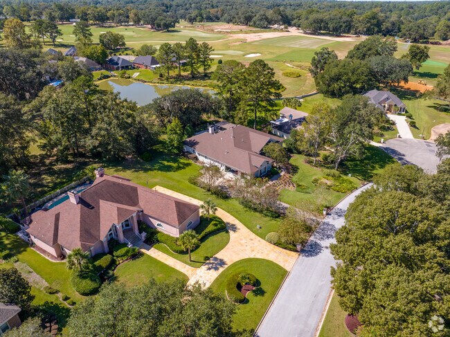 Killearn Estates hosts many types of architecture, like traditional, modern, and colonial homes.