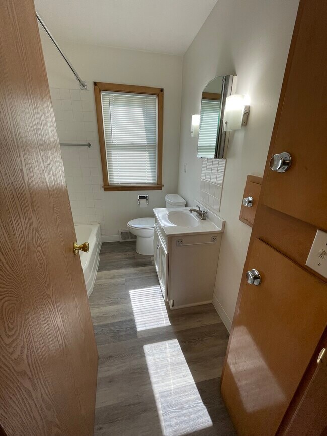 1422 9th St NW, Cedar Rapids, IA 52405 - photo 7