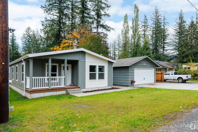 Manufactured homes are commonly found throughout the Gold Bar neighborhood of May Creek.