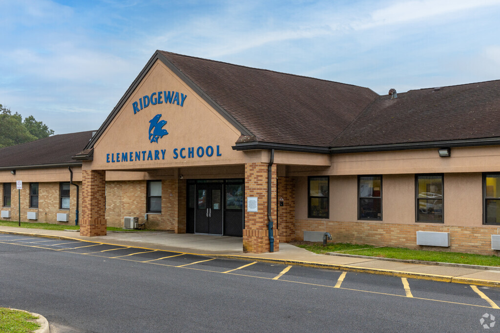 Ridgeway Elementary School serves students living in Manchester.