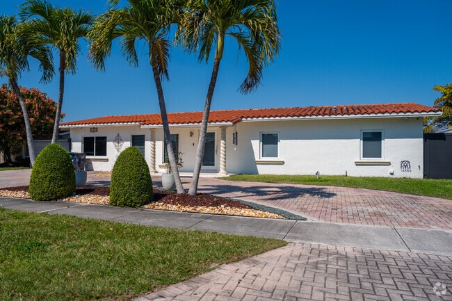 Stucco homes with tile roofs are common throughout Kendale Lakes.
