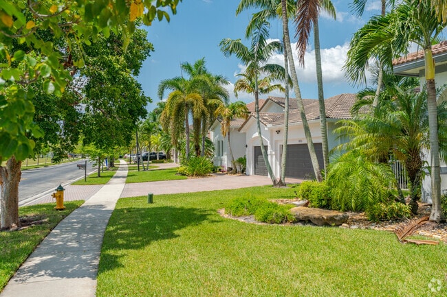 Rows of single-family homes in Harbour Lake Estates come with lush landscaping.