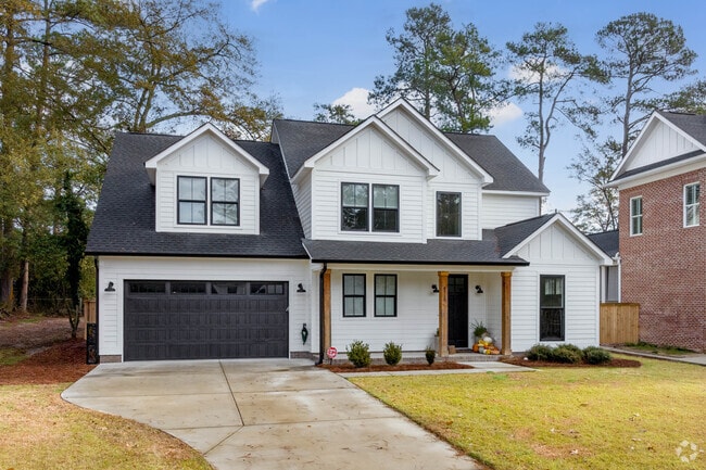 Craftsman styled homes are being built in Lake Katherine.