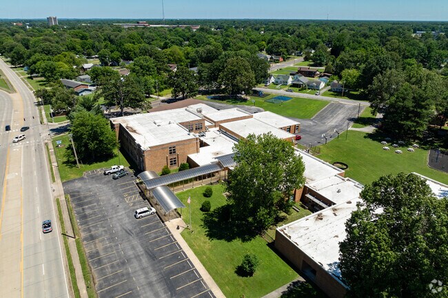 The student population of Mcnabb Elementary School is 361 and the school serves K-5.