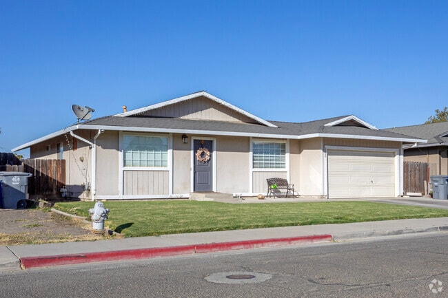 Ranch style homes can be found along quiet streets in South Dos Palos.