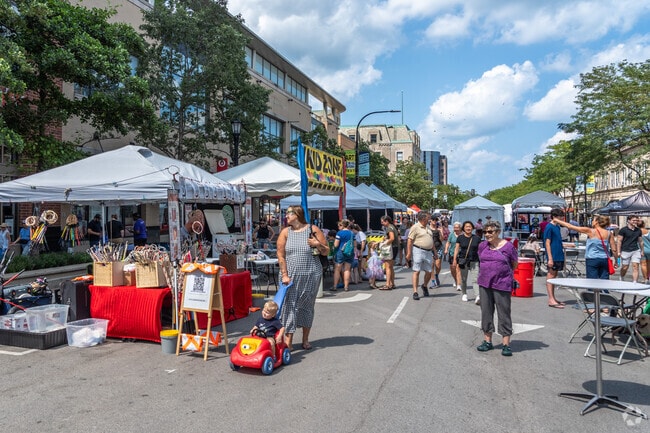 Downtown Evanston’s Art and Big Fork Festival includes a vibrant kids zone, perfect for young festival-goers.