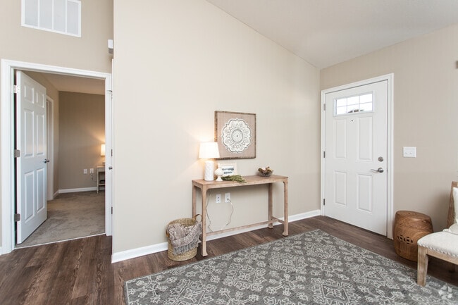 2BR, 2BA - 1,040 SF - Deerwood