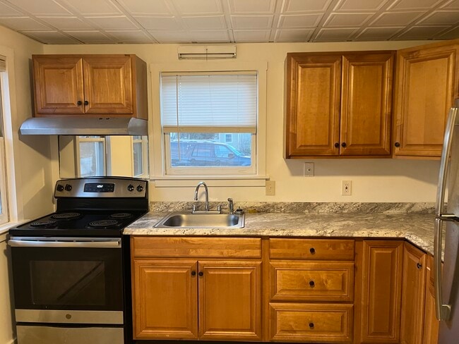 18 First St unit Apartment 4, Berwick, ME 03901 - photo 4