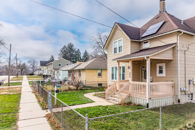 Homes in Southeast Elgin typically range between $150,000 & $355,000.