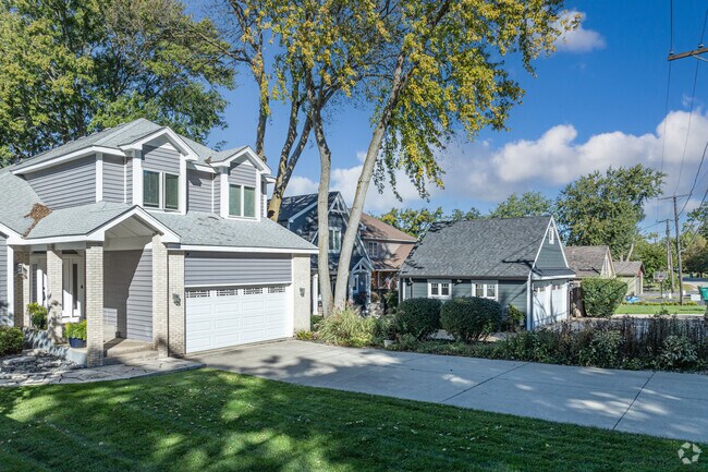 Homes in Fox River Heights feature up to a half-acre of yard space.