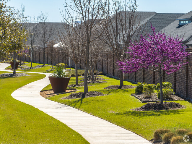 Find winding and well landscaped paths in the Lavon neighborhoods.