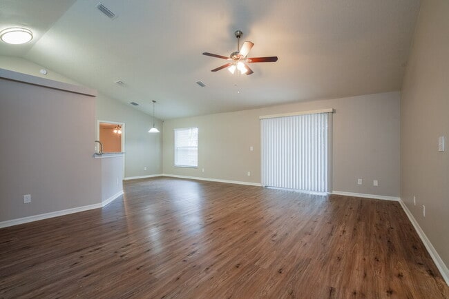 402 S Dixie Dr, Howey In the Hills, FL 34737 - photo 4