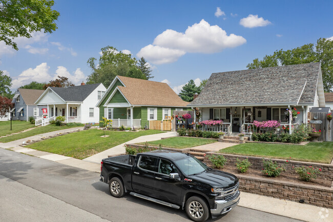 You will also find bungalow and ranch style homes in Old Silk Stocking.