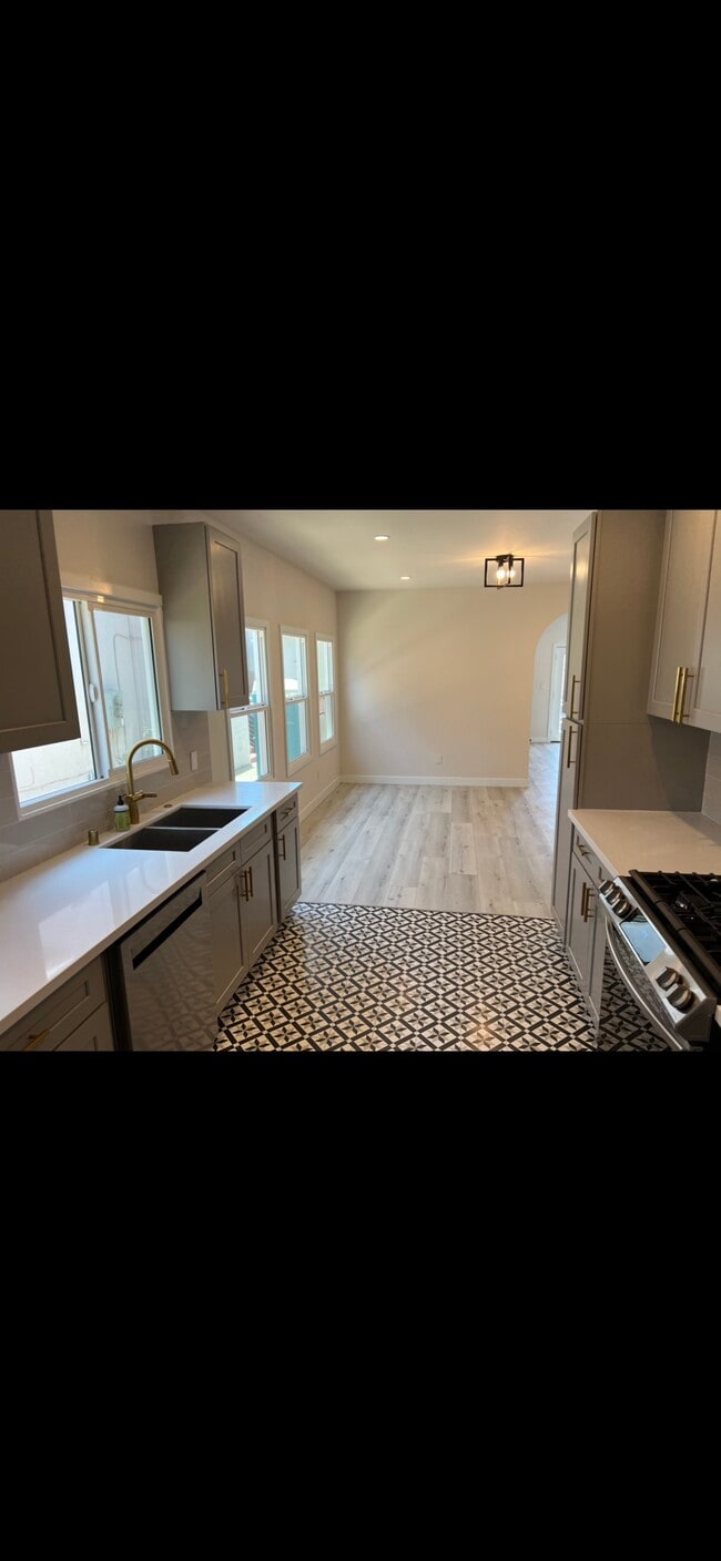 5349 Russell Ave, Los Angeles, CA 90027