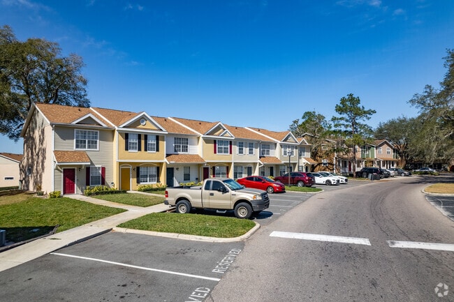 The Bentley at Maitland Apartments is a large apartment community in Lockhart.
