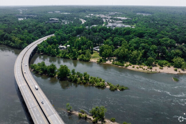 Stony Point offers easy access to Chippenham Parkway, giving quick access to downtown Richmond.