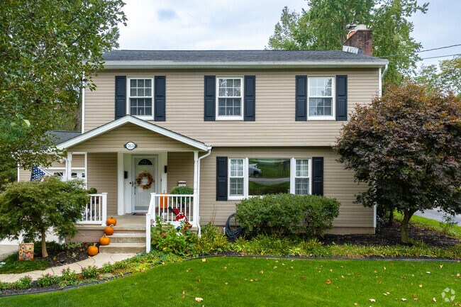 Many homes in Boardman, Ohio have beautiful front yards.