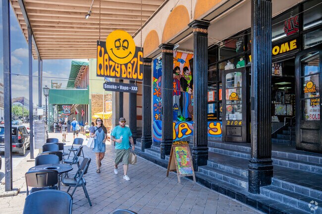 Near East End Historic District, The Strand offers dozens of restaurants, bars, and shops.