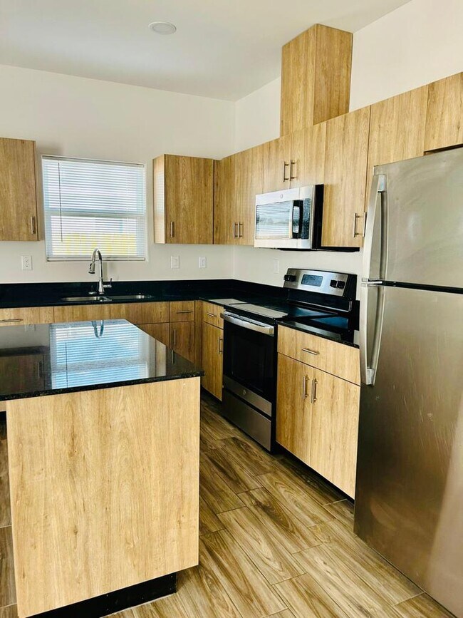 4907 Crown Point St unit 3, Edinburg, TX 78541 - photo 2