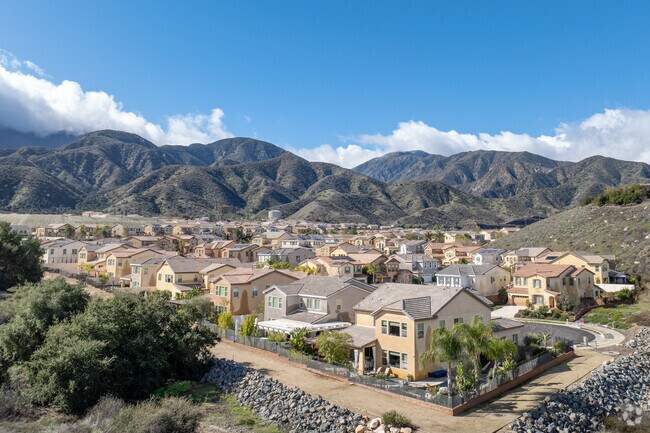 Beautiful mountain back drop is the view for most homes in Horsetheif Canyon Ranch.
