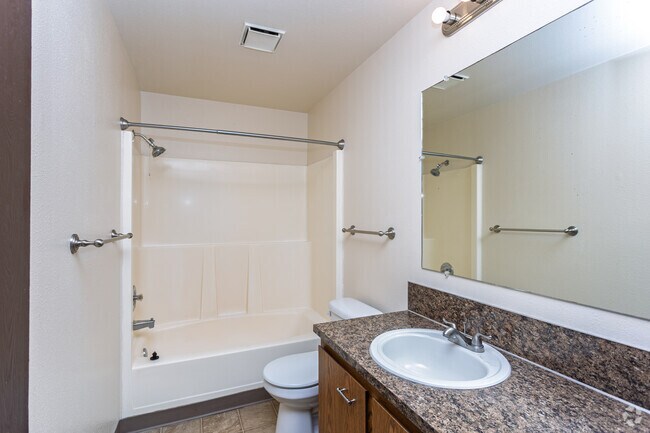 1BR, 1BA - 667SF - Bathroom