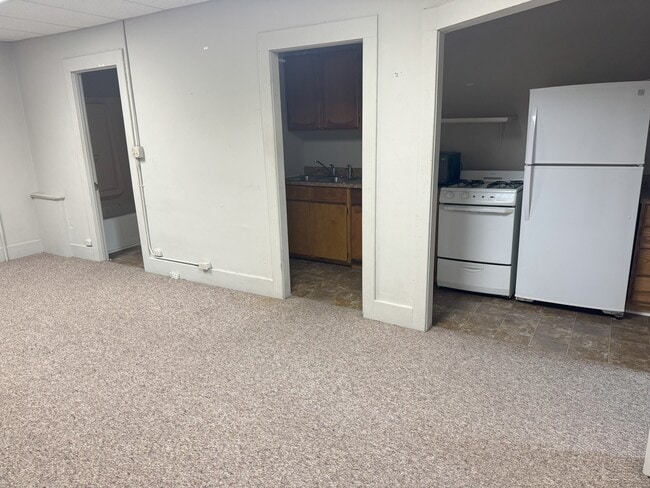 202 E 3rd St unit Apartment 1, Maryville, MO 64468 - photo 3