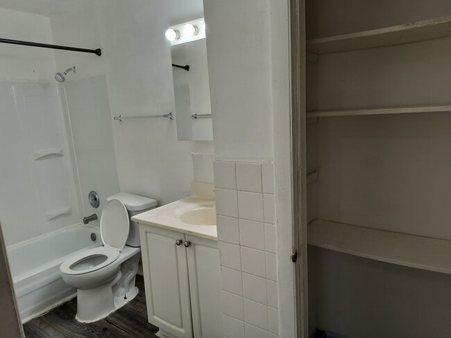 670 Hill Dr unit 209, Hoffman Estates, IL 60169 - photo 6