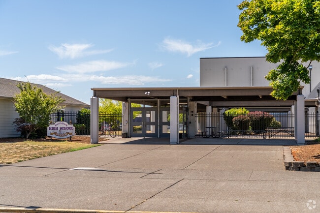 Harrisburg High School serves grades 9-12 in Harrisburg, Oregon.