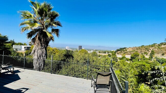 15635 Vandorf Place unit Murphy, Encino, CA 91436 - photo 2