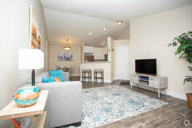 2BR, 2BA - 990 SF, Renovated Unit