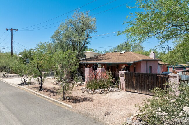 Dunbar Spring does not have sidewalks, but generally plenty of trees providing lots of shade.