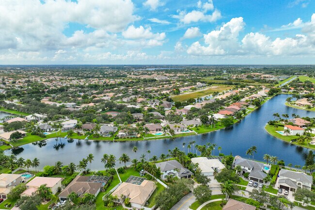 Aerial view of the lake side properties in  Stoneridge Lake Estates neighborhood.