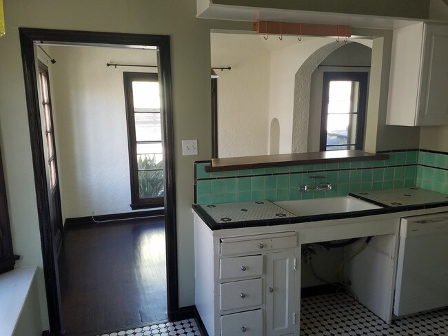 2137 Vine St unit 1/2, Los Angeles, CA 90068 - photo 6