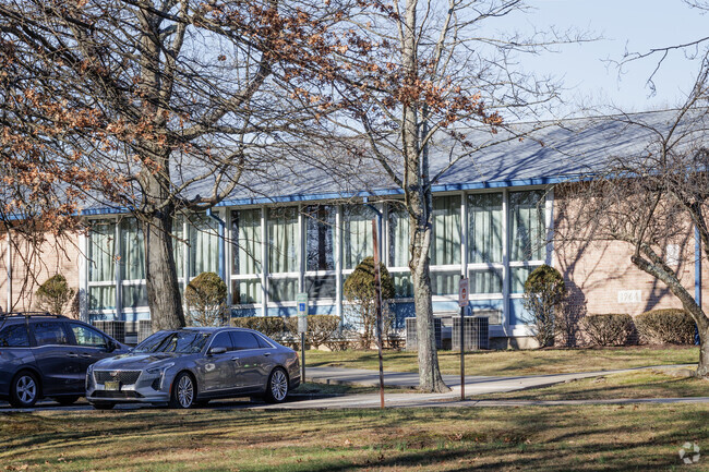 North Cliff Elementary School in Englewood Cliffs, NJ has 147 students in grades PK, K-2.