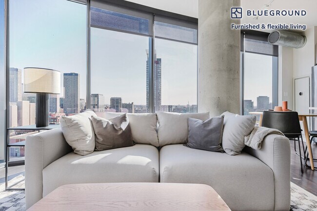 730 W Couch Place unit FL15-ID1366, Chicago, IL 60661 - photo 2