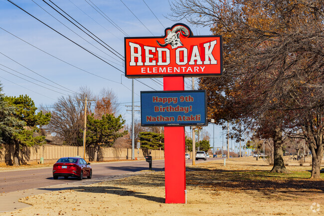 Close up shot of the signage of Red Oak Elementary School.