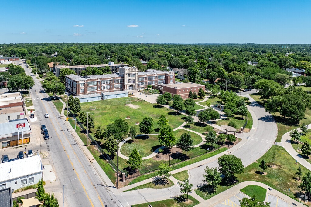 Elliott Elementary School is conveniently located amongst central Lincoln neighborhoods.