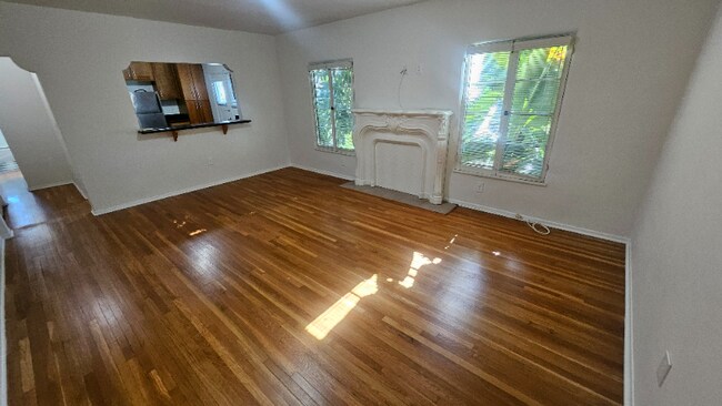 1210 N Orange Grove Ave unit 7, West Hollywood, CA 90046 - photo 2